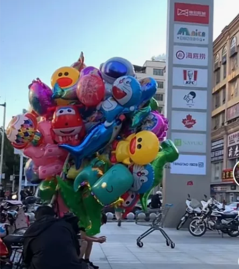 飘空气球成品批发，5元一个都是大的，卖15...