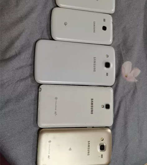 几款三星老行号手机，要的带价来 感兴趣的话...