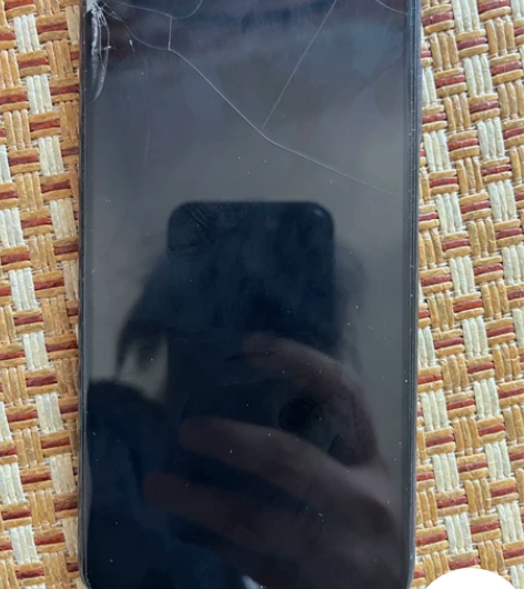 出自用荣耀20，8+128的，但是手机屏幕...