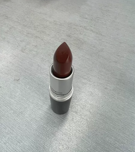 MAC子弹头口红,朋友送了二只,这只太个性...