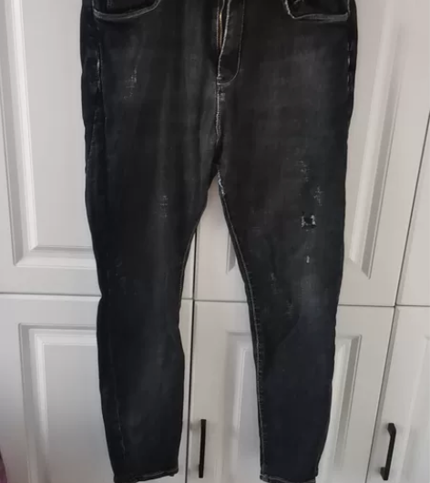 破洞牛仔裤，9.9元便宜卖 感兴趣的话点“...