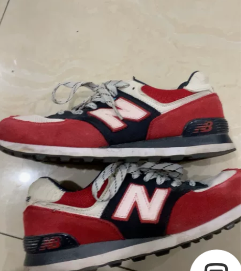 新百伦老款穿了一年之久，后面lougou有...