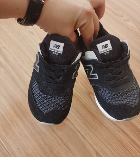 专柜正品新百伦小童运动鞋，23.5码，九五...