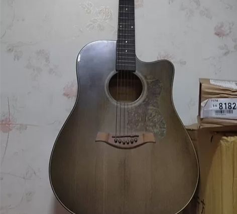 九九成新吉他,没任何毛病,没时间谈了音质好...