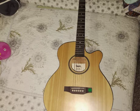 自己看图，成色非常好的吉他三年前买的练了两...