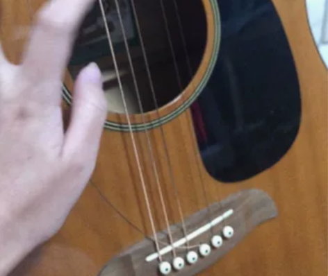 吉他 闲置了好久需要自己换跟弦就好了，其实...