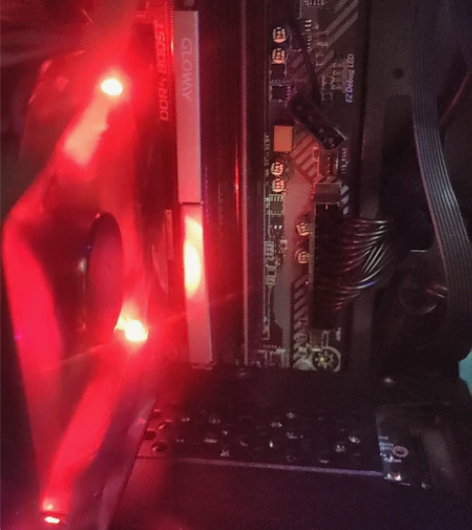 一条七彩虹8g2666内存一条光威8g30...