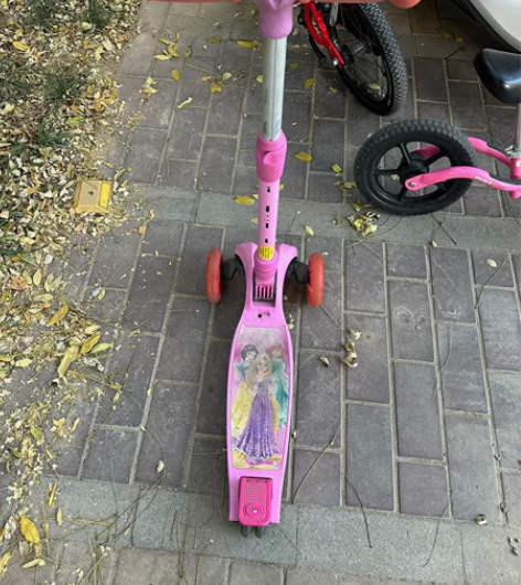 迪士尼滑板车，很稳，功能完好，新旧如图，北...