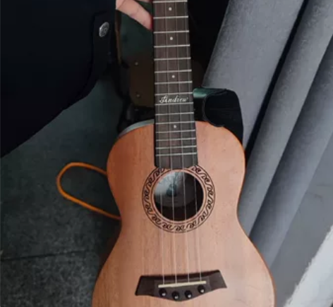 出个自用尤克里里 95新买了不会玩送琴弦，...