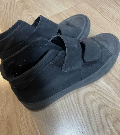 黑色帆布鞋39码 落灰了，有穿着痕迹，包邮...