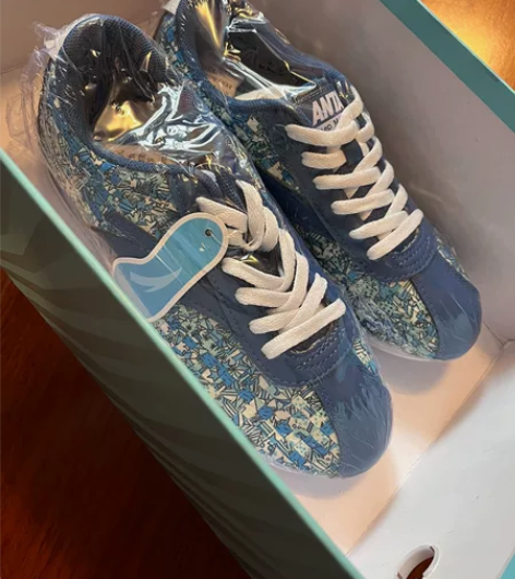 安踏跑步运动女鞋，全新，没穿过，好像35码...