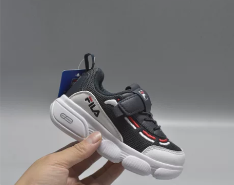 斐乐儿童网面老爹鞋 以两条弧线为代表元素经...