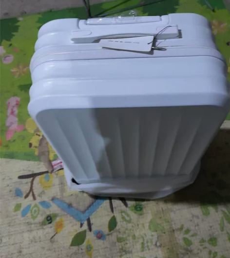 全新行李箱，白色，全新未使用，因快递过来不...