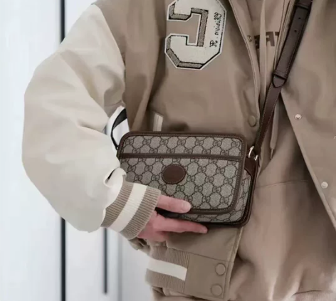 gucci古驰互扣式双G 帆布拼皮革盒子包...