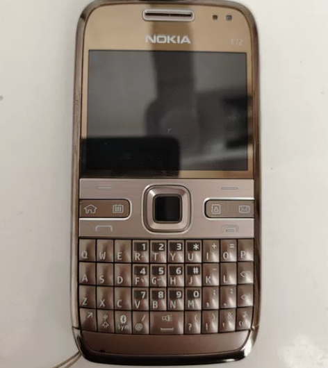 诺基亚E72一代神机，正常使用情怀收藏，二...
