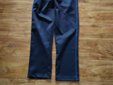 校服 170的，质量不错，有点厚。 九成新...