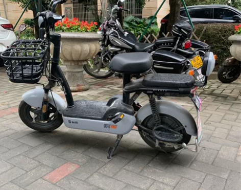 台铃电动车 换大的了，很好骑，买了一年了