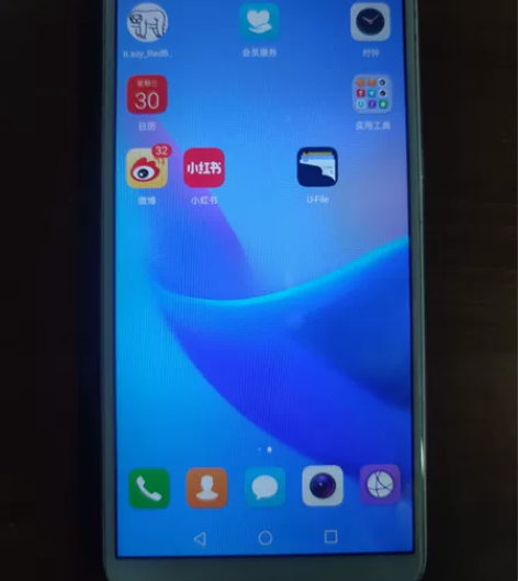 华为 畅享8  4+64屏幕在全白的时候有...