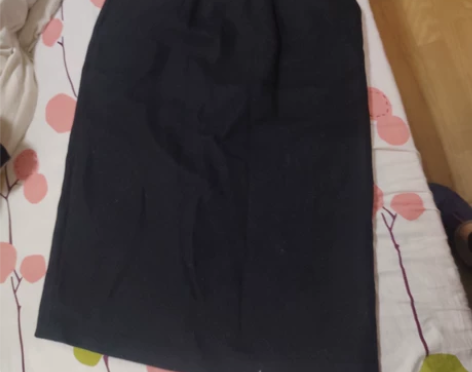 黑色纯毛呢一步裙。基本全新。腰围两边儿有松...