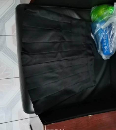 百褶裙，黑色，L码，仅试穿了一下，基本全新...