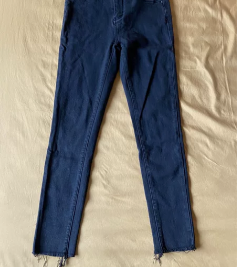 女士高腰烟黑牛仔裤 二手物品 售出概不退换