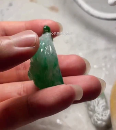 玉雕随形荷花 感兴趣的话点“我想要”和我私...