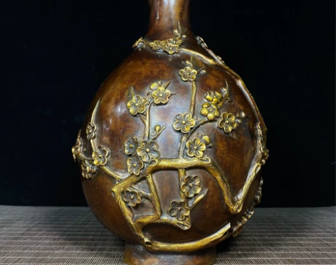 乡下收来的纯铜鎏金工艺浮雕梅瓶老物件摆件，...