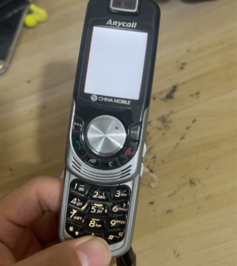 三星x818滑盖手机，很小，夹电开机白屏，...