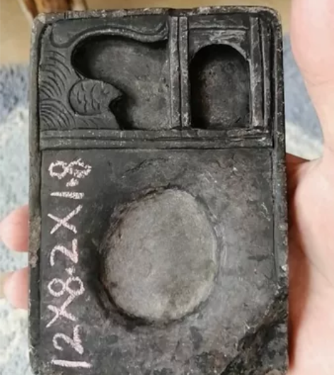 墨砚，端砚，清，底角有缺，底边有浅裂纹。如...