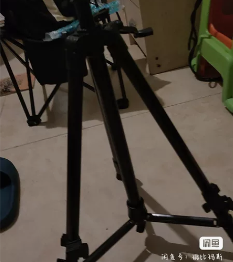 折叠画架手摇式的,自己买多了便宜出一个,标...
