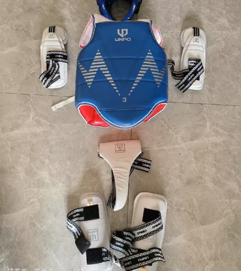 跆拳道护具一套，适合儿童身高150左右，邮...