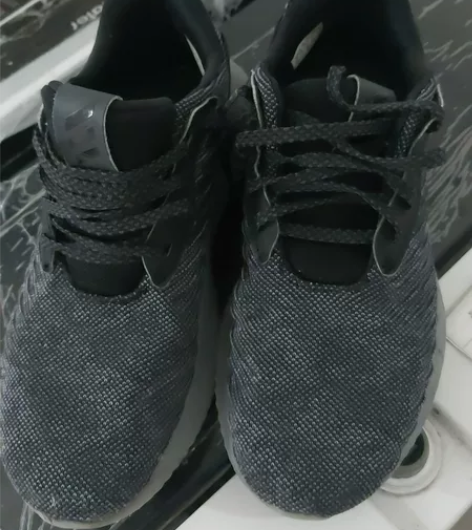 阿迪休闲减震跑鞋，36码，给孩子买的，仓库...