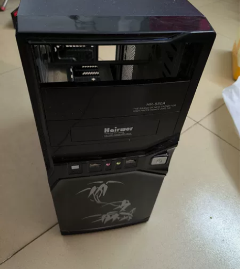 老式电脑机箱，带光驱位，底部少了个脚垫，前...