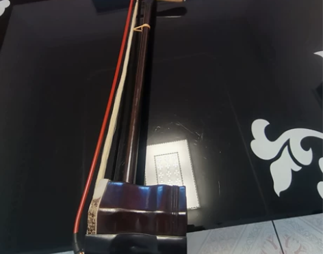 上海敦煌二胡，八成新，低价处理，从新配马尾...