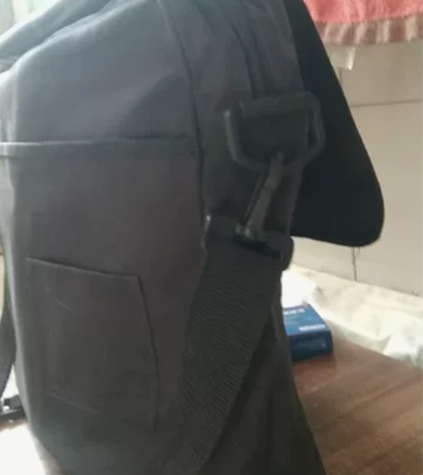 闲置男士单肩包，一次没用过，很新，尺寸：宽...