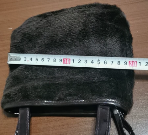 女士手包，人造毛，亮皮革。品相完好，拉链正...