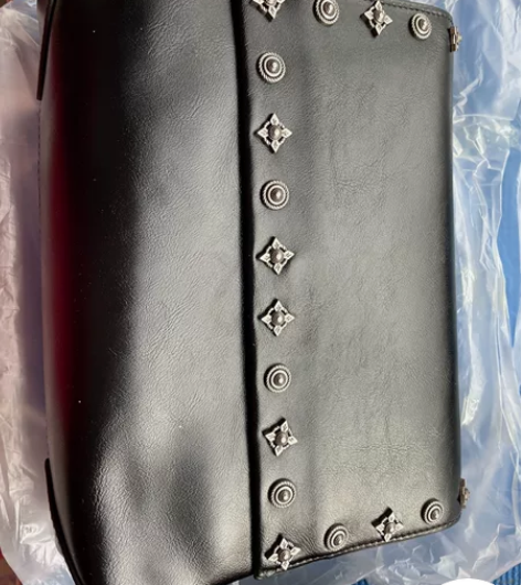 单肩黑色斜挎包!30 元一个! 感兴趣的话...