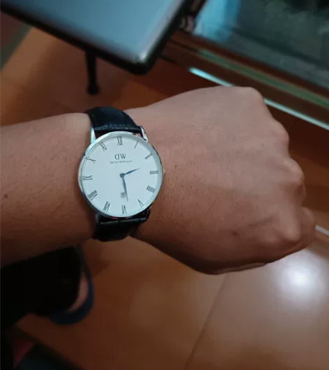 DW手表，瑞士机芯。刚换表带，和电子。一切...