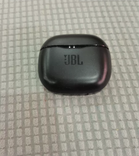 jBL蓝牙耳机，能充电，连接手机能响，成色...