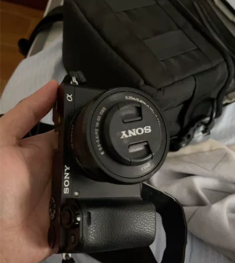 索尼微单a6000套机，有相机包和一个备用...