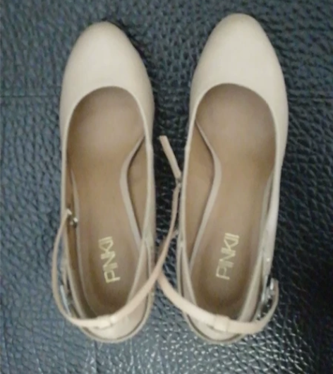 裸色女款带绑带高跟鞋～～38码，跟特别稳当...