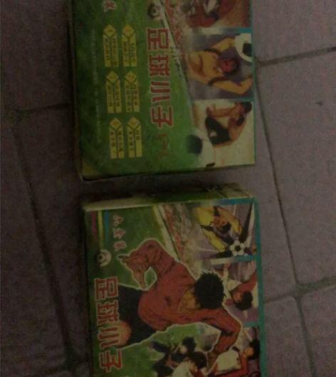 足球小将Vcd适合收藏。两盒12碟。有需要...