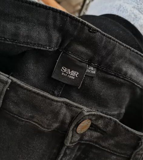 森马黑色喇叭牛仔裤,28码/165。有弹性...