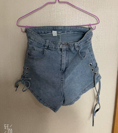 辣妹风牛仔短裤， 感兴趣的话点“我想要”和...