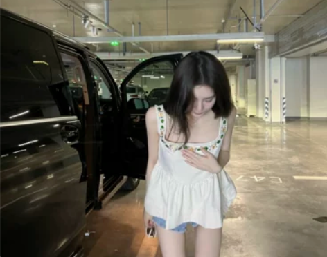 @uniken【中式千金】重工荷叶边吊带背...