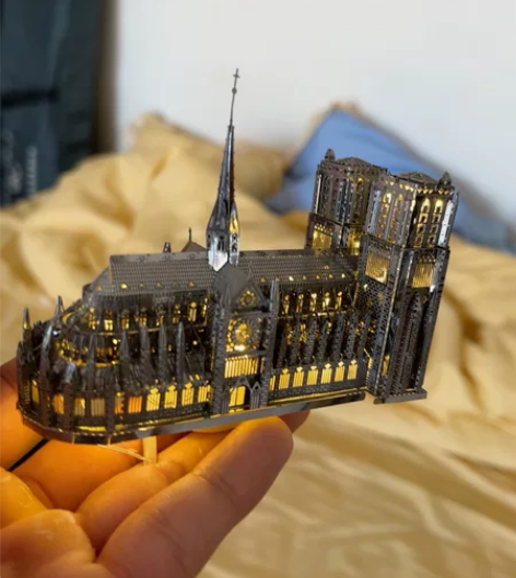 会发光的巴黎圣母院金属手办，自己拼的，喜欢...