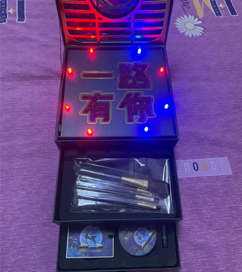 化妆品礼盒 没有用过全新！ 包邮 也可以自...