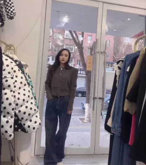 超好看的牛仔裤 在这个卖衣服的姐姐家买的 ...