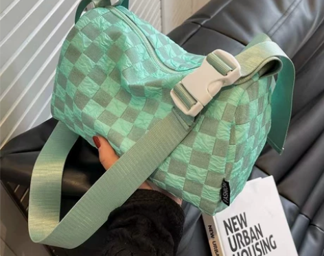 店铺倒闭，清一批儿斜挎包11.9元包邮甩卖...