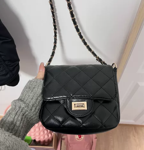 格陵单肩斜挎包 小巧精致。 感兴趣的话点“...